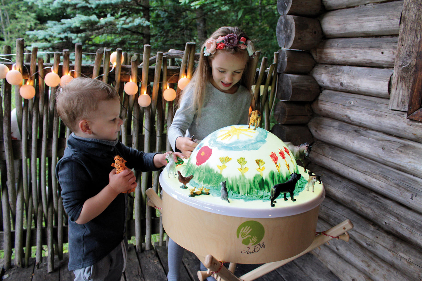 Kinder spielen an Dom
