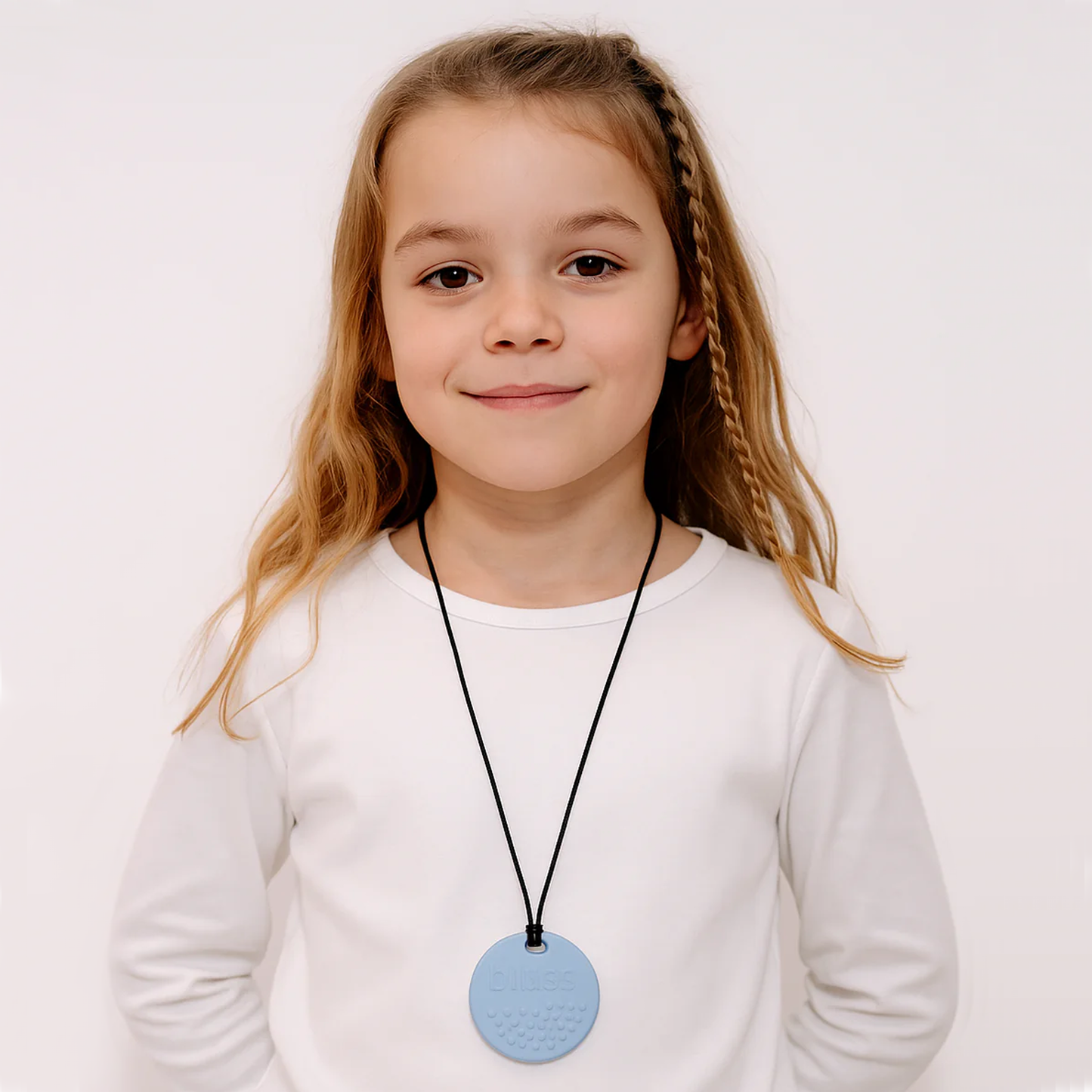 Kind mit blauer Kette