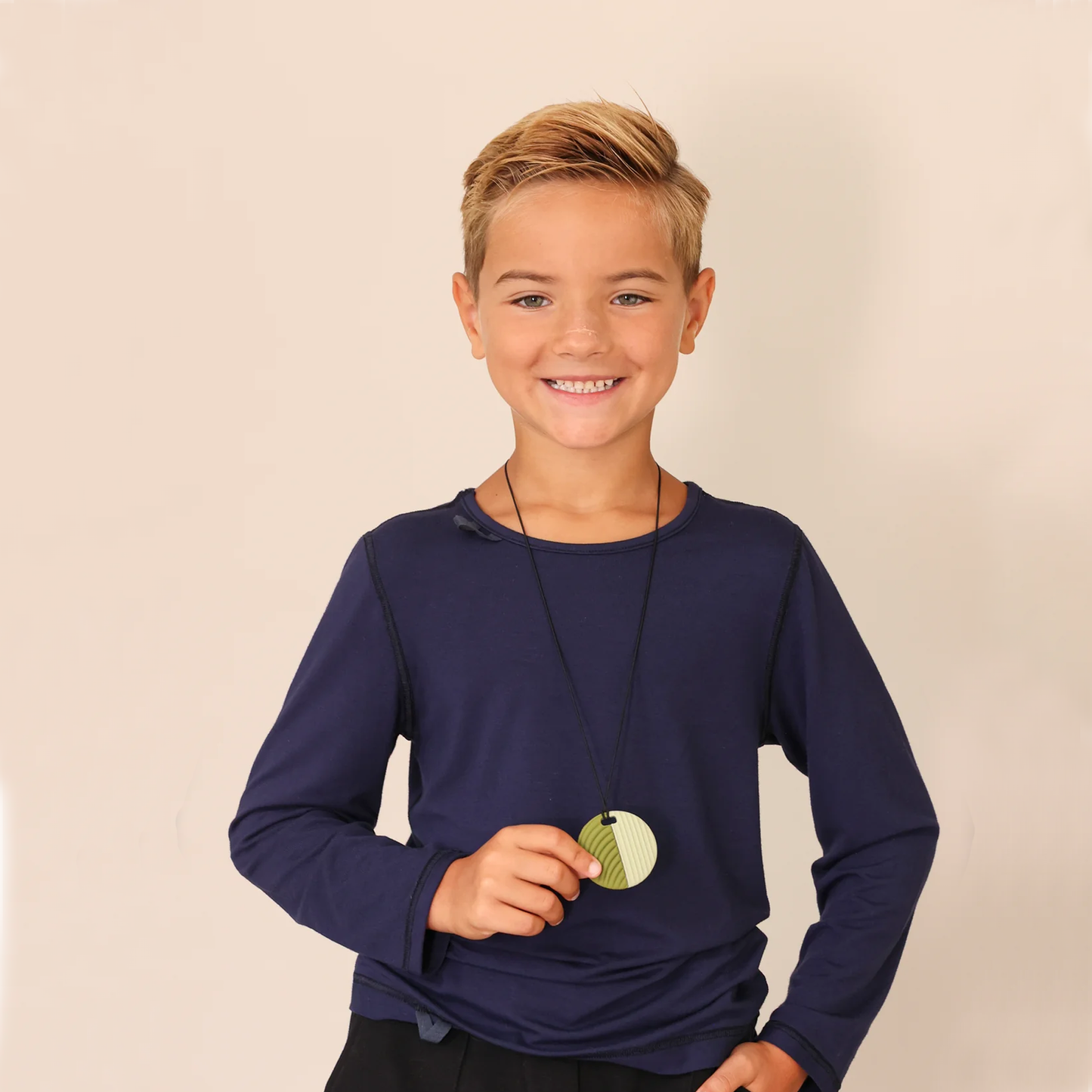 Junge mit grüner Kette