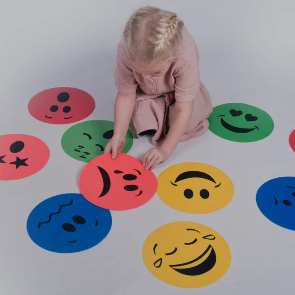 Kind spielt mit Bodenmarkirung