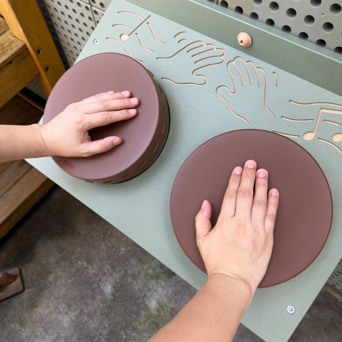 Hände schlagen auf Wandtrommel