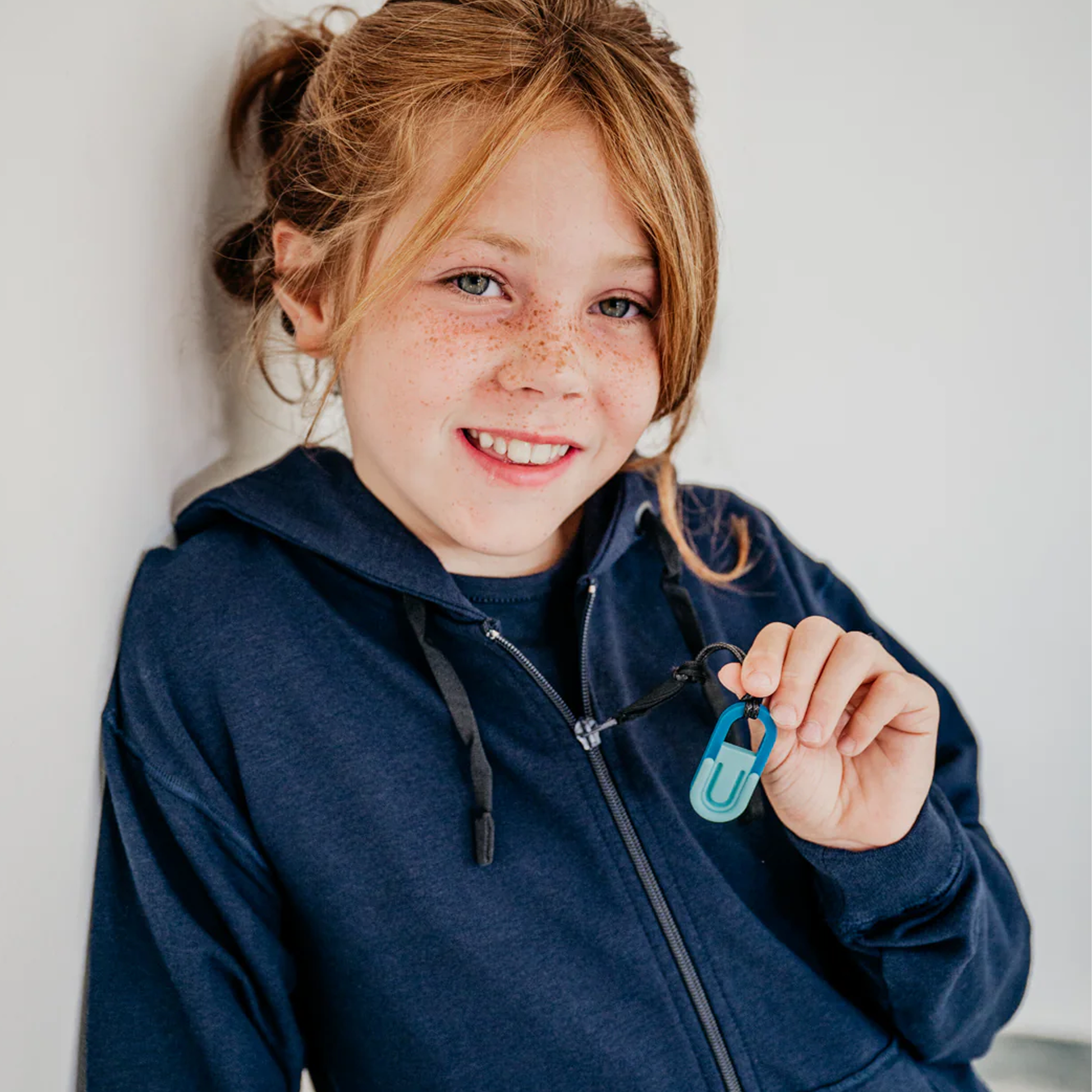 Kind mit Anhänger in der Hand