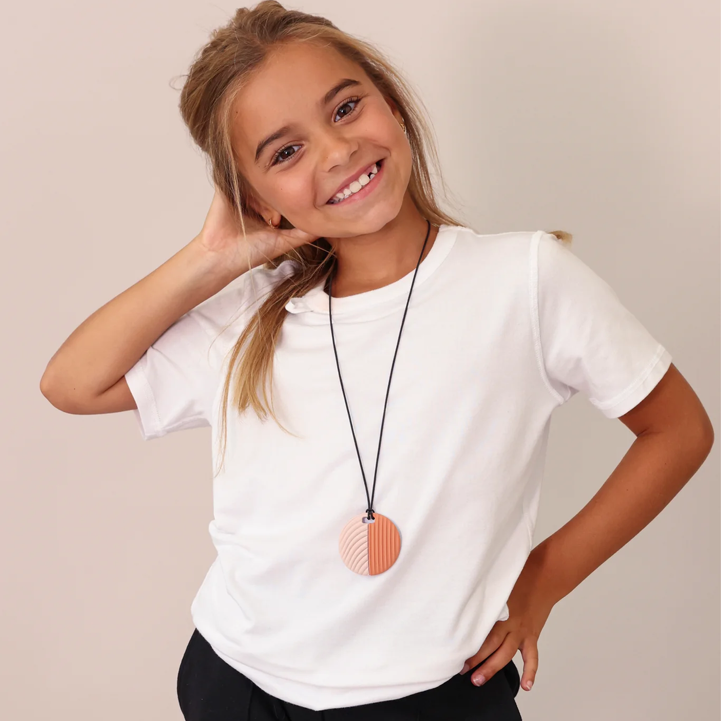 Kind mit orangener Kette