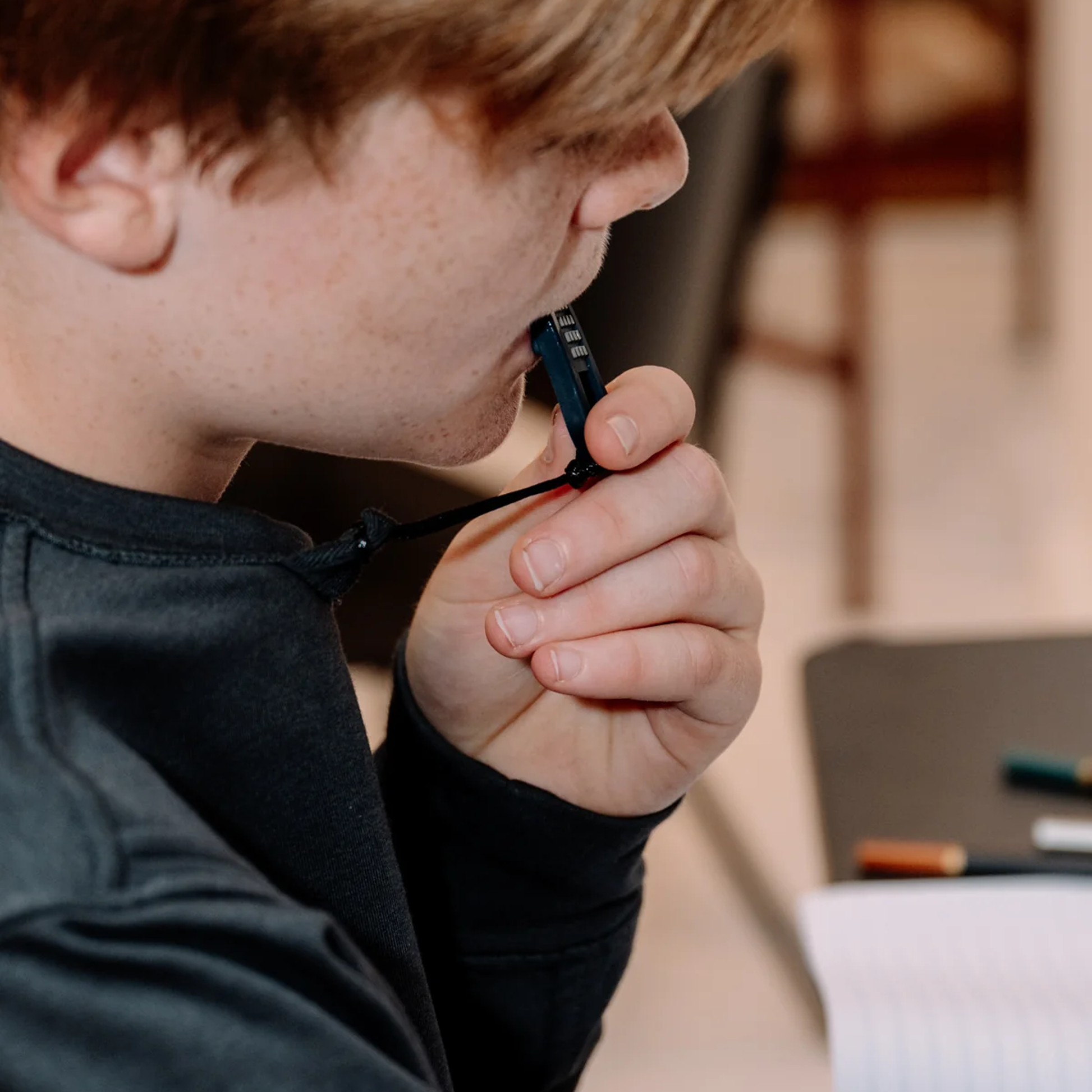 Kind kaut auf Anhänger