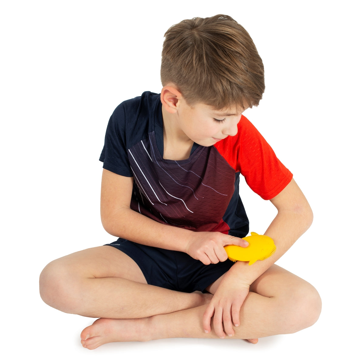 Kind bürstet Arm