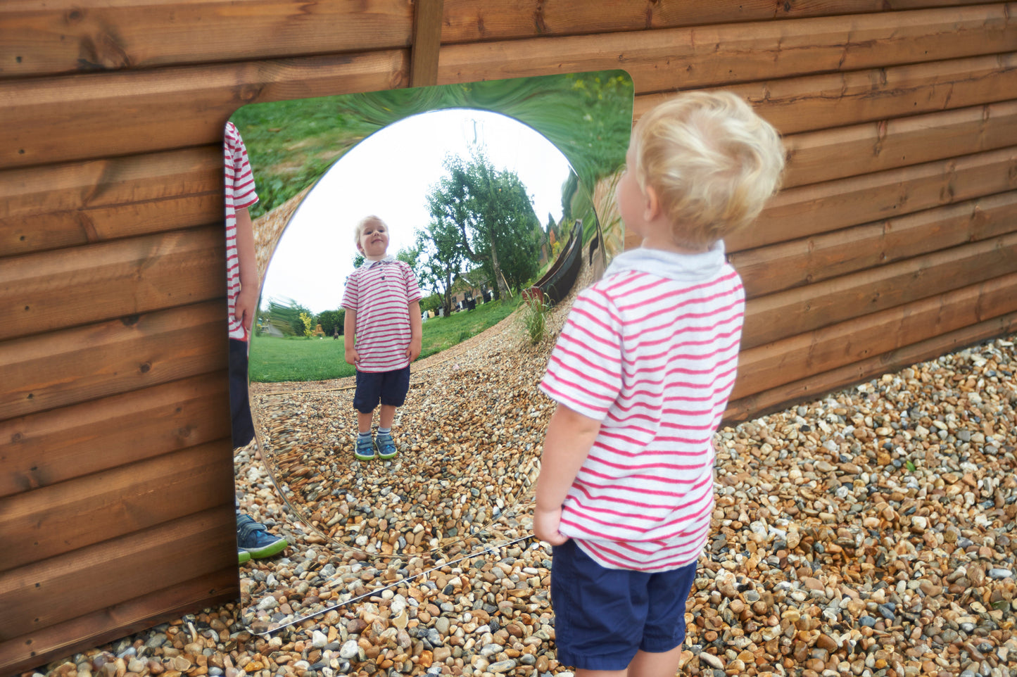 Spiegelkuppel-Junge Außenbereich