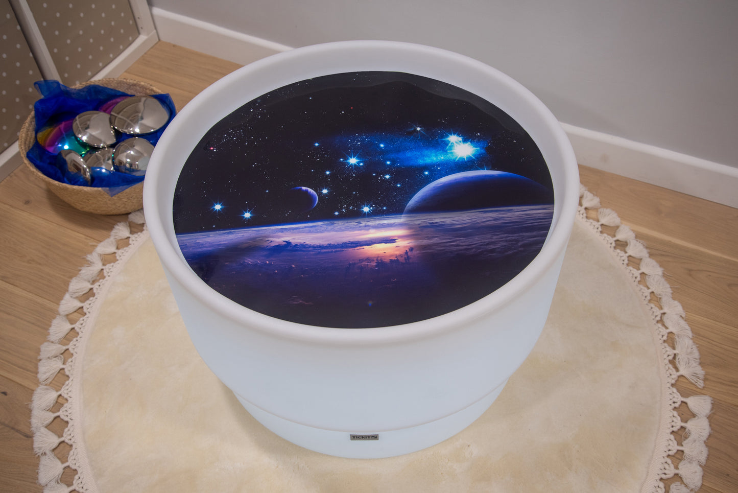 Sensorischer Entdeckungstisch - Universum