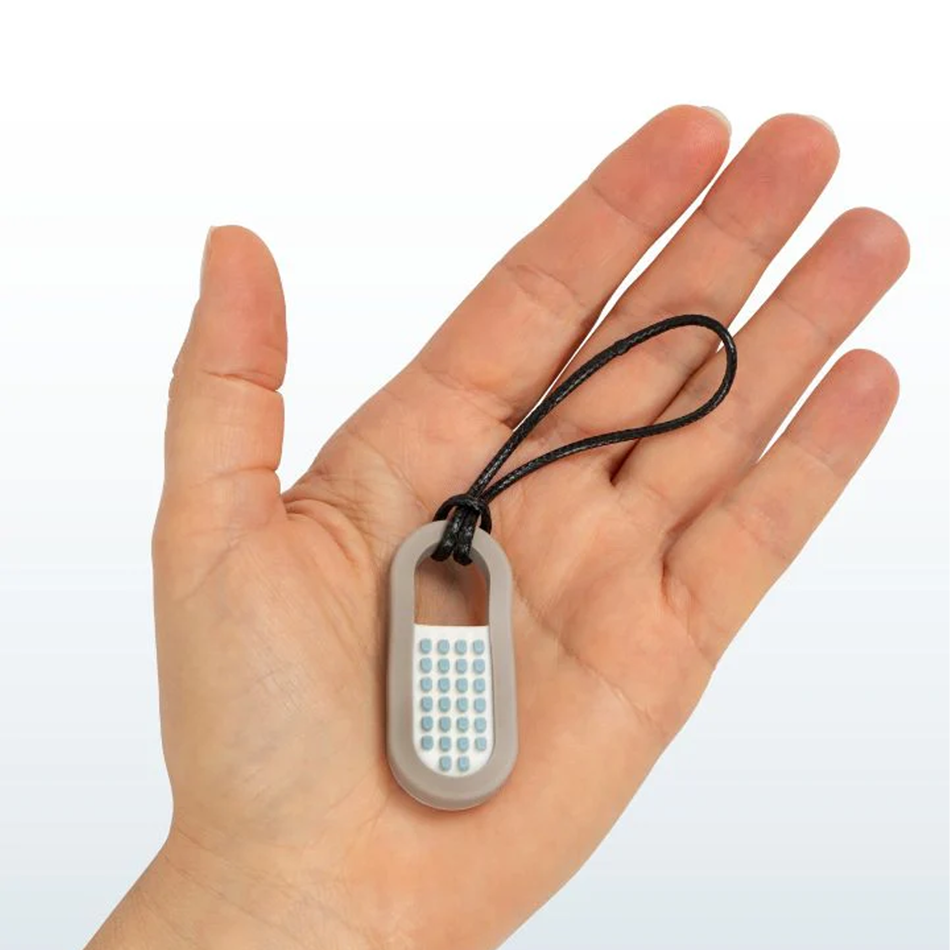 Kind hat Anhänger in der Hand