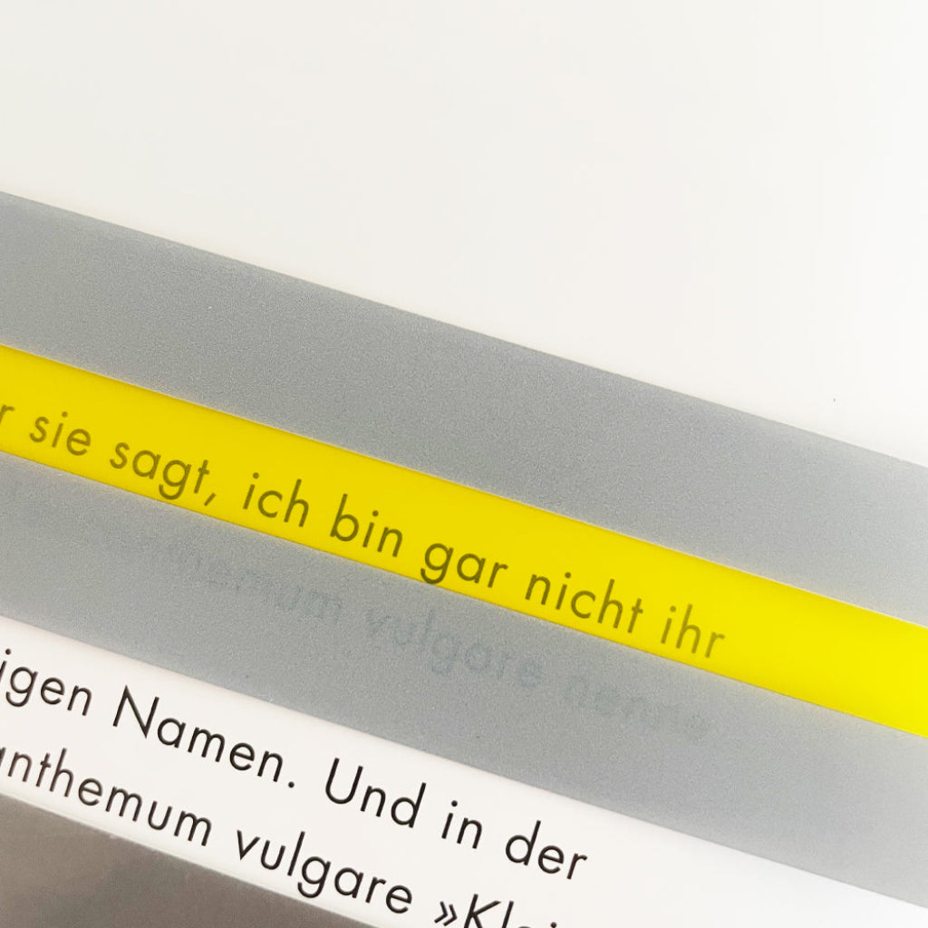gelbe Lesehilfe auf Buch