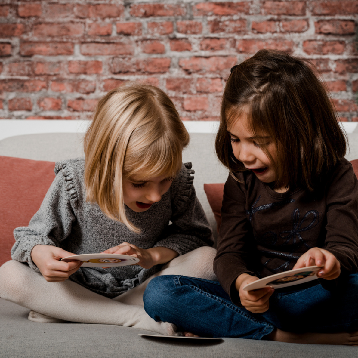 Kinder spielen mit Karte