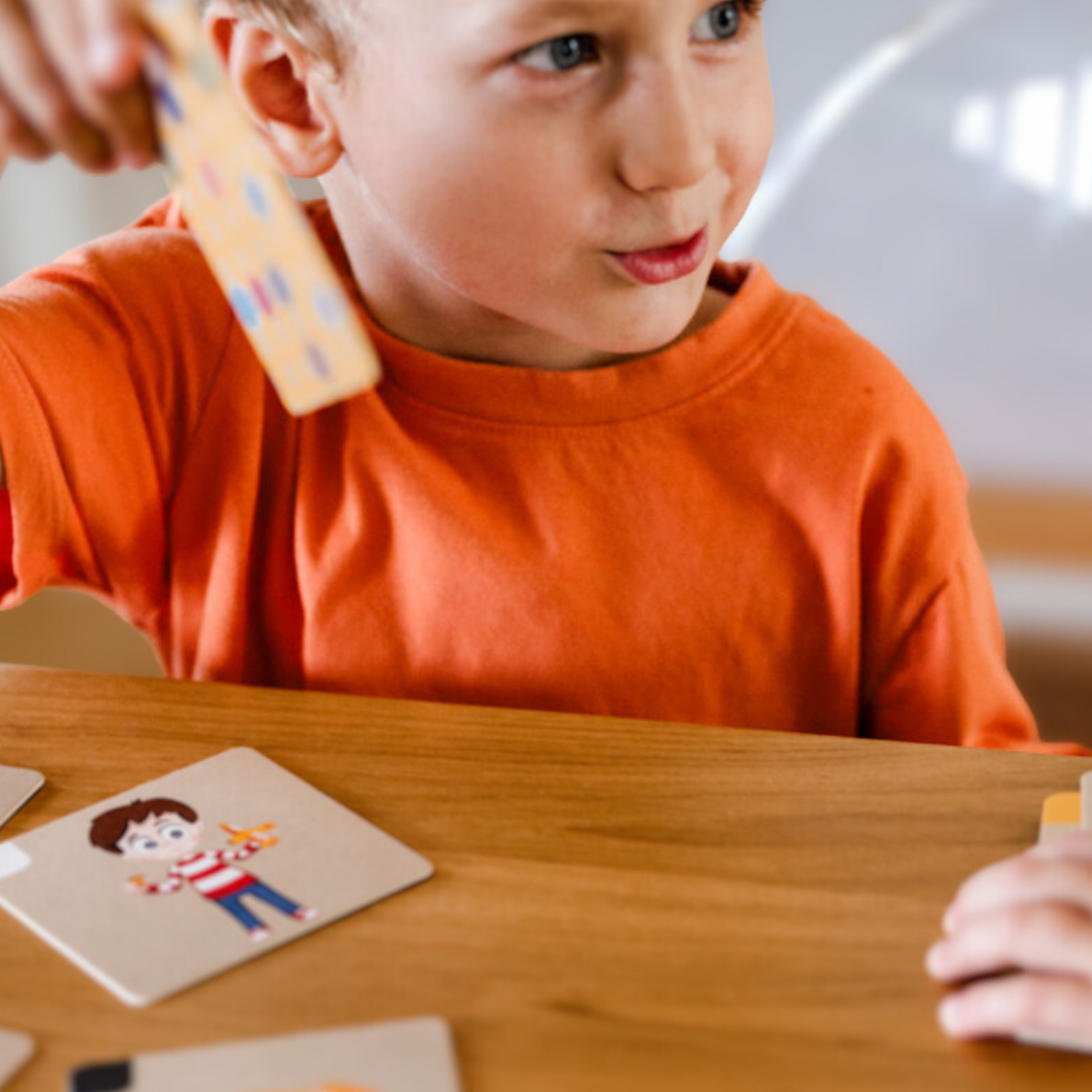 Kind hält Karte hoch
