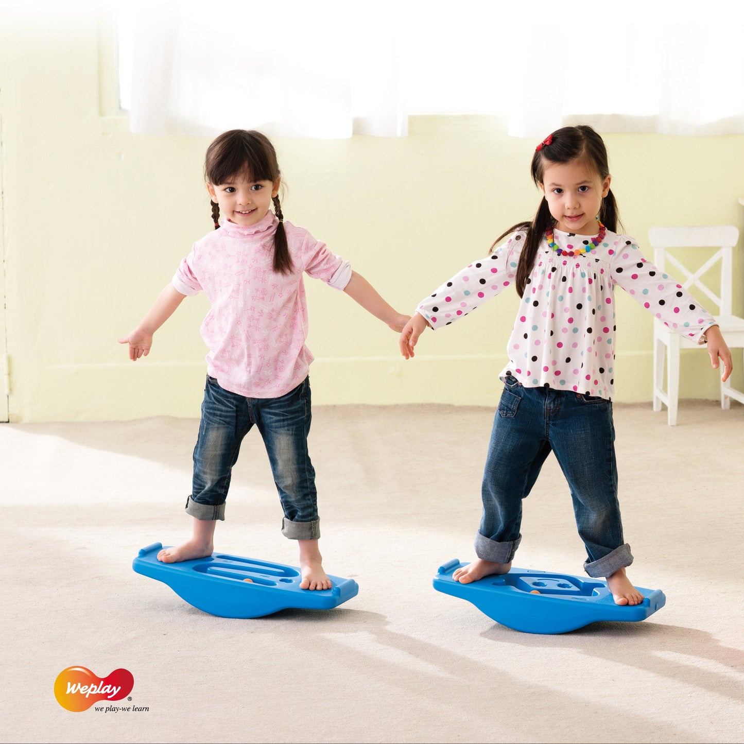 Kinder auf Wippe