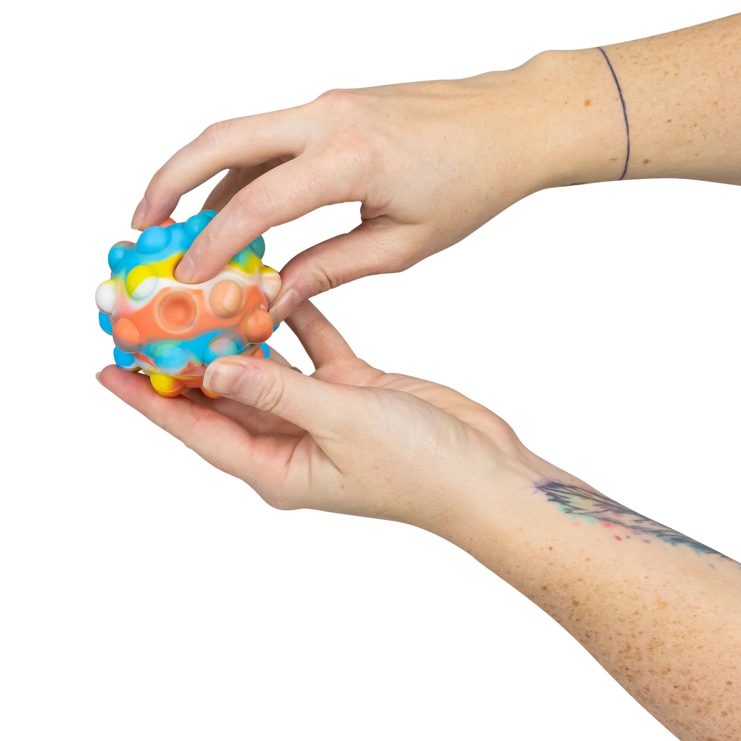 Hand drückt Ball
