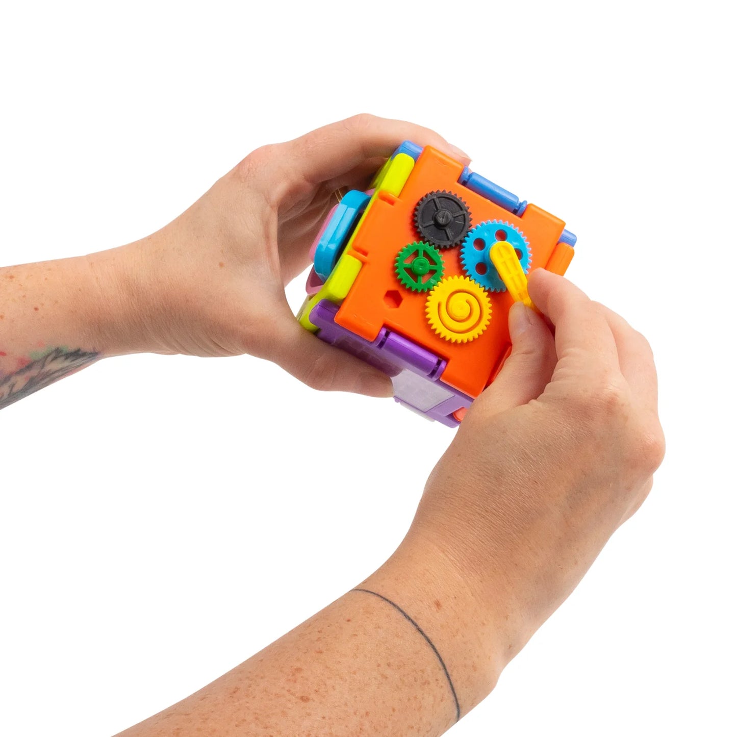 Hand spielt mit Würfel