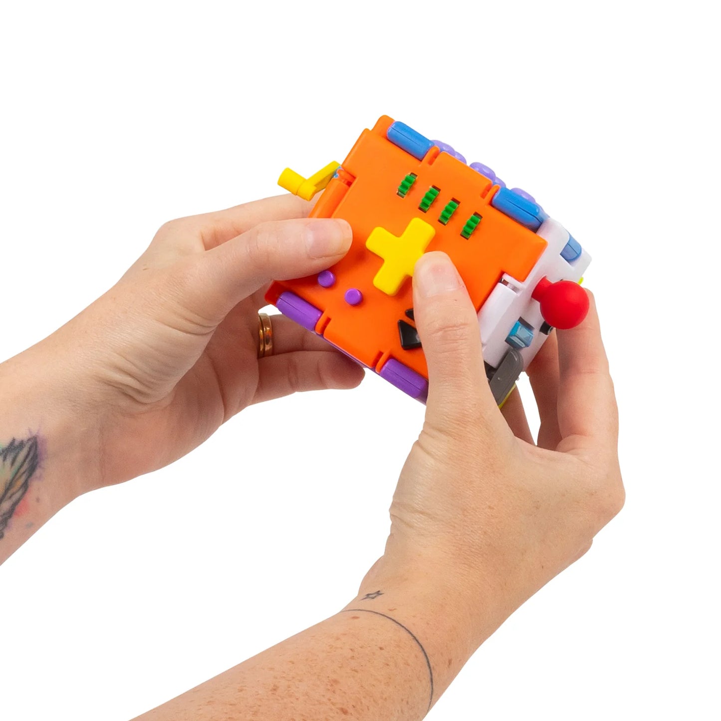 Hand drückt Knopf