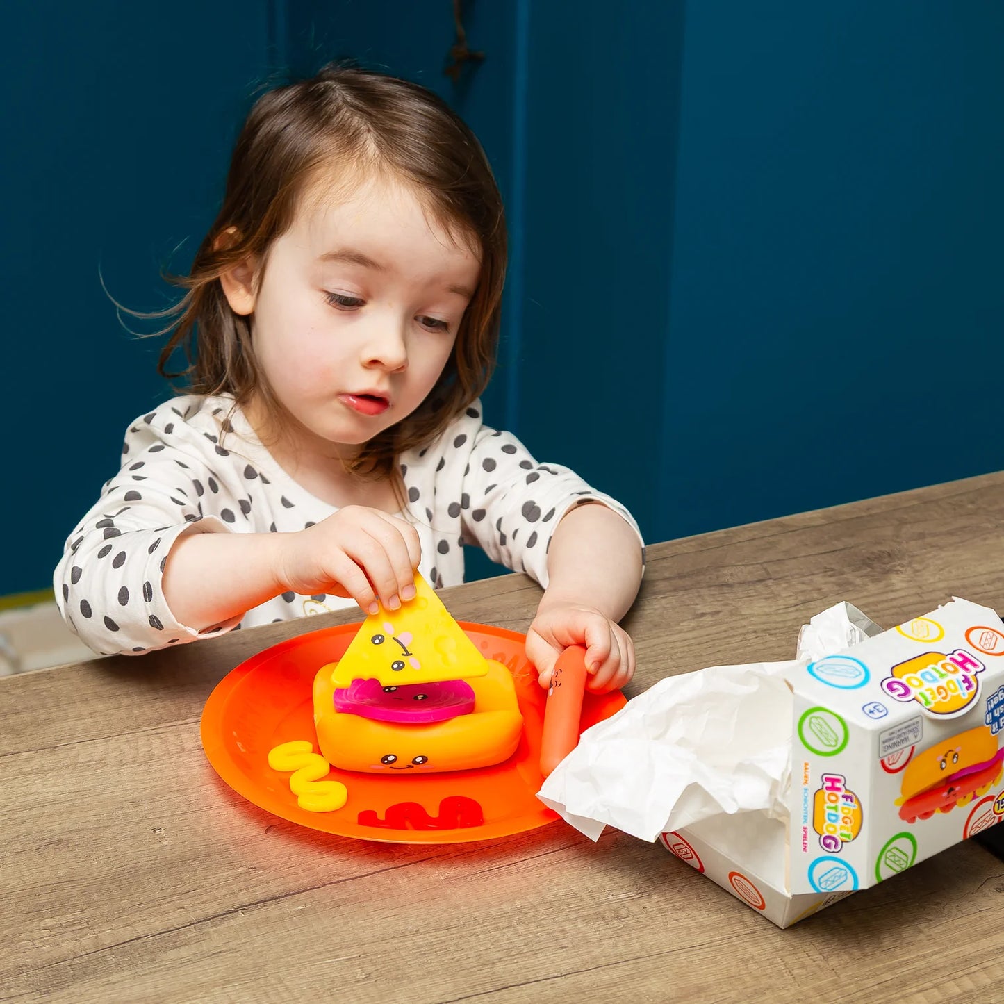 Kind spielt mit Fidget HotDog