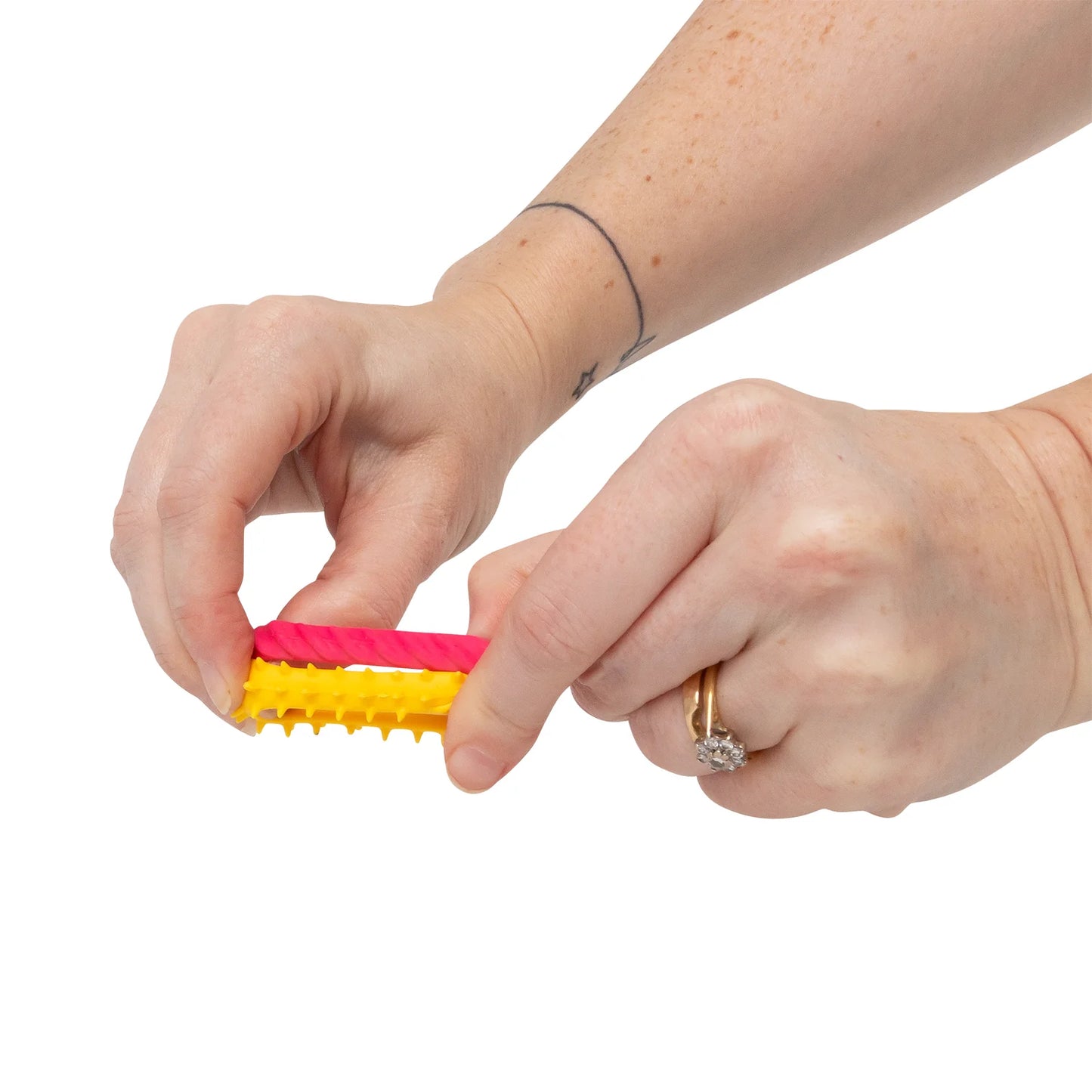 Hand zieht am Ring