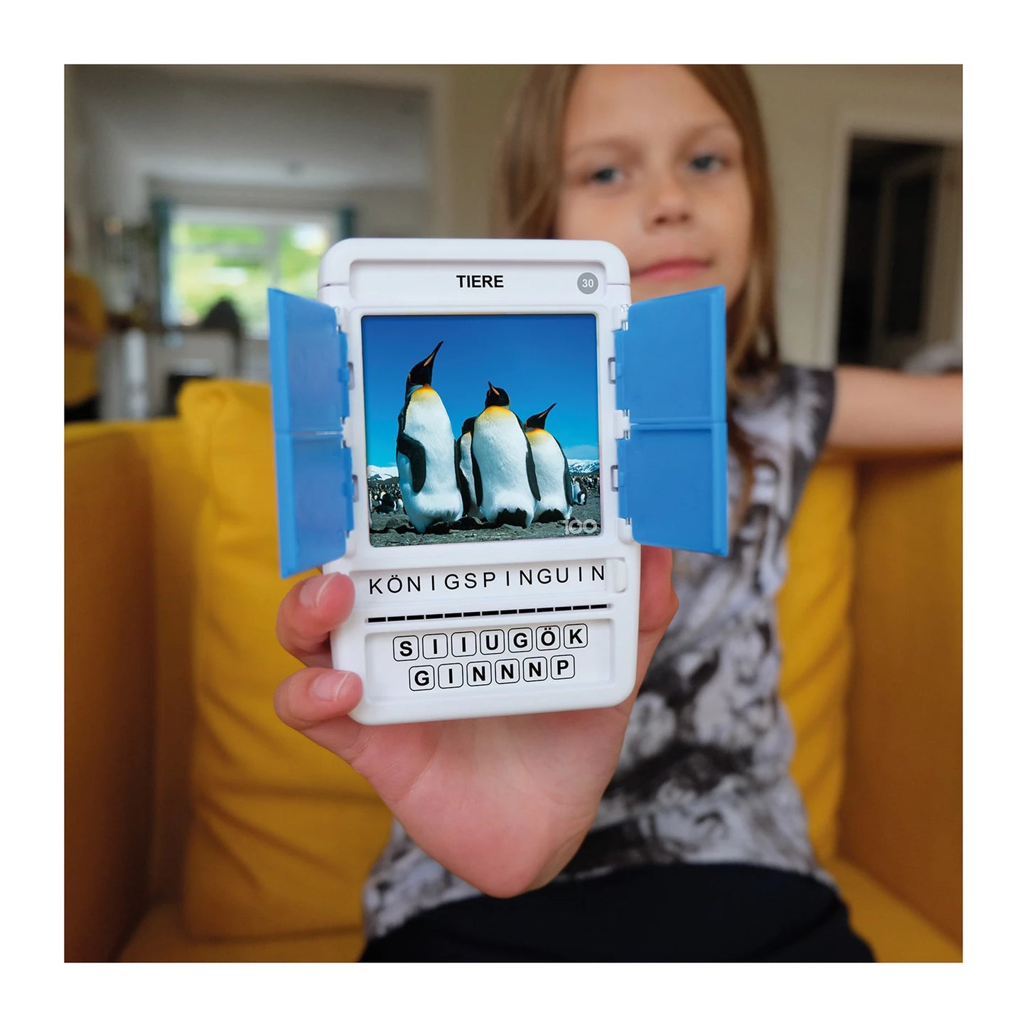 Kind mit Spielkarte