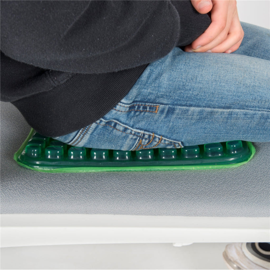 Person sitzt auf Kissen