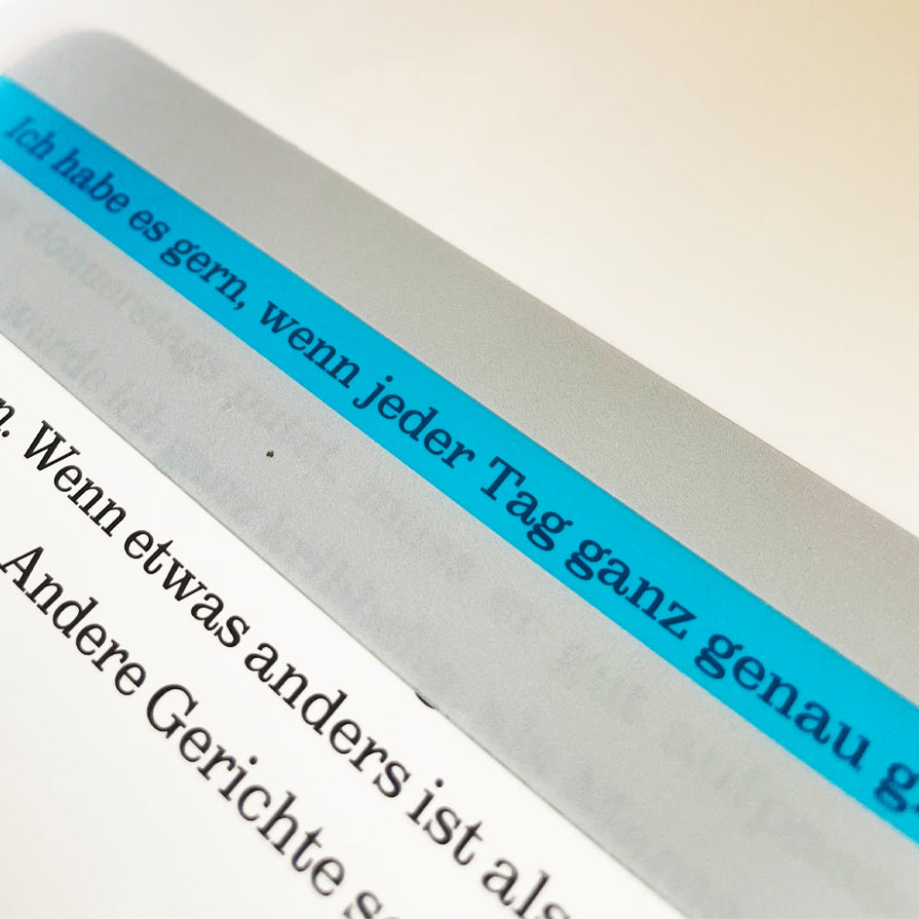 blaue Lesehilfe auf Buch