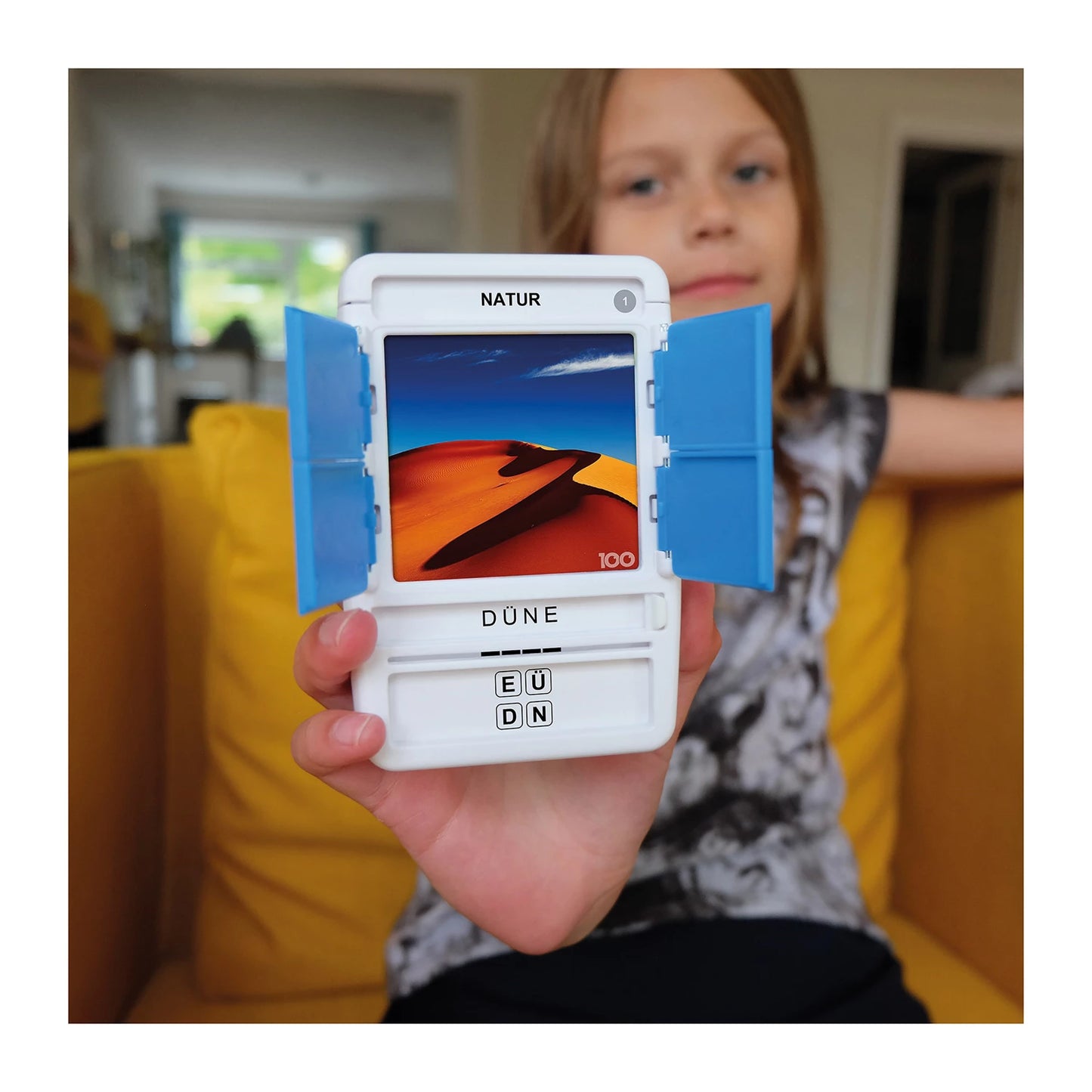 Kind mit Spielkarte