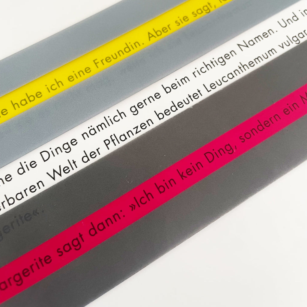 rote Lesehilfe auf Buch