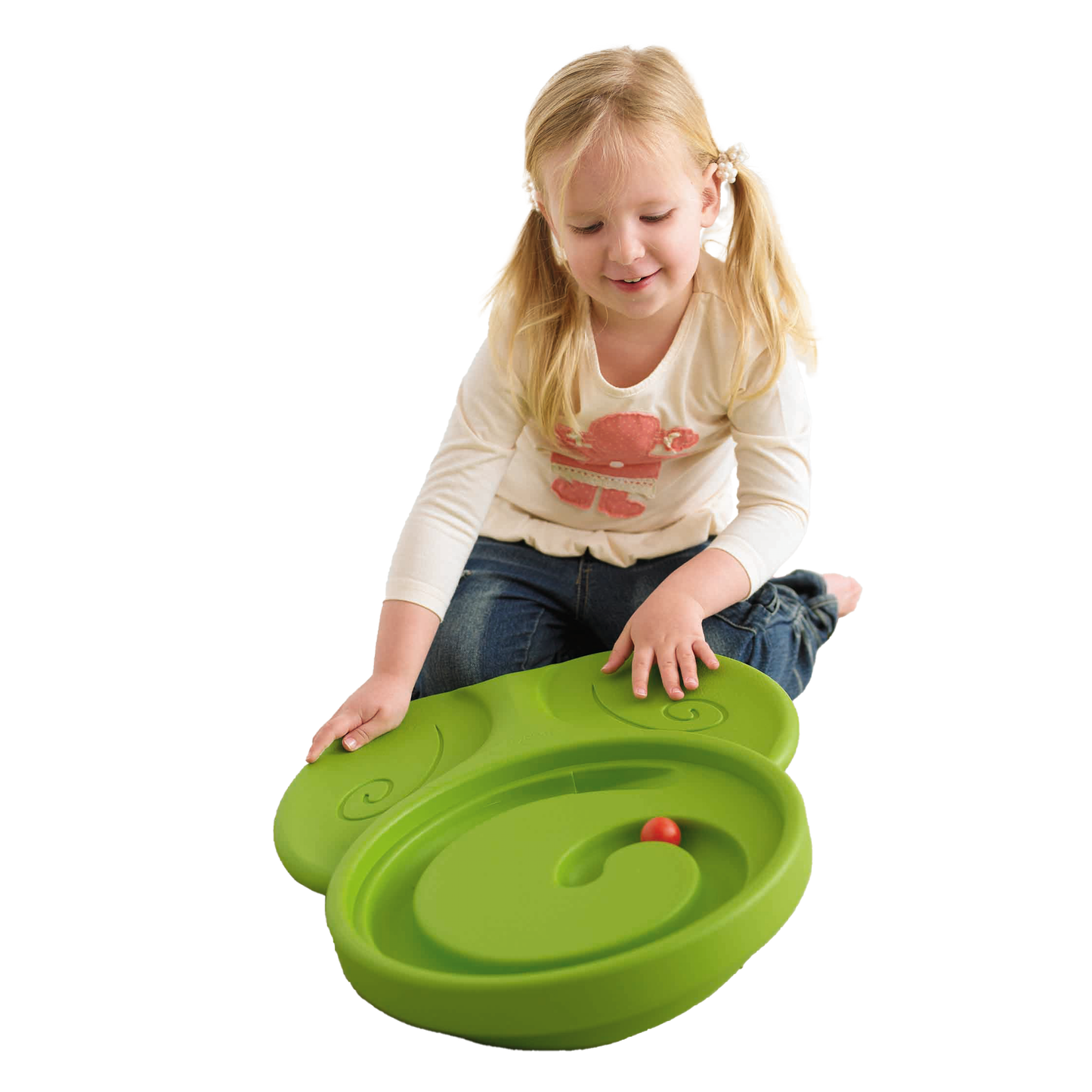 Kind spielt mit Ball im Wackelboard