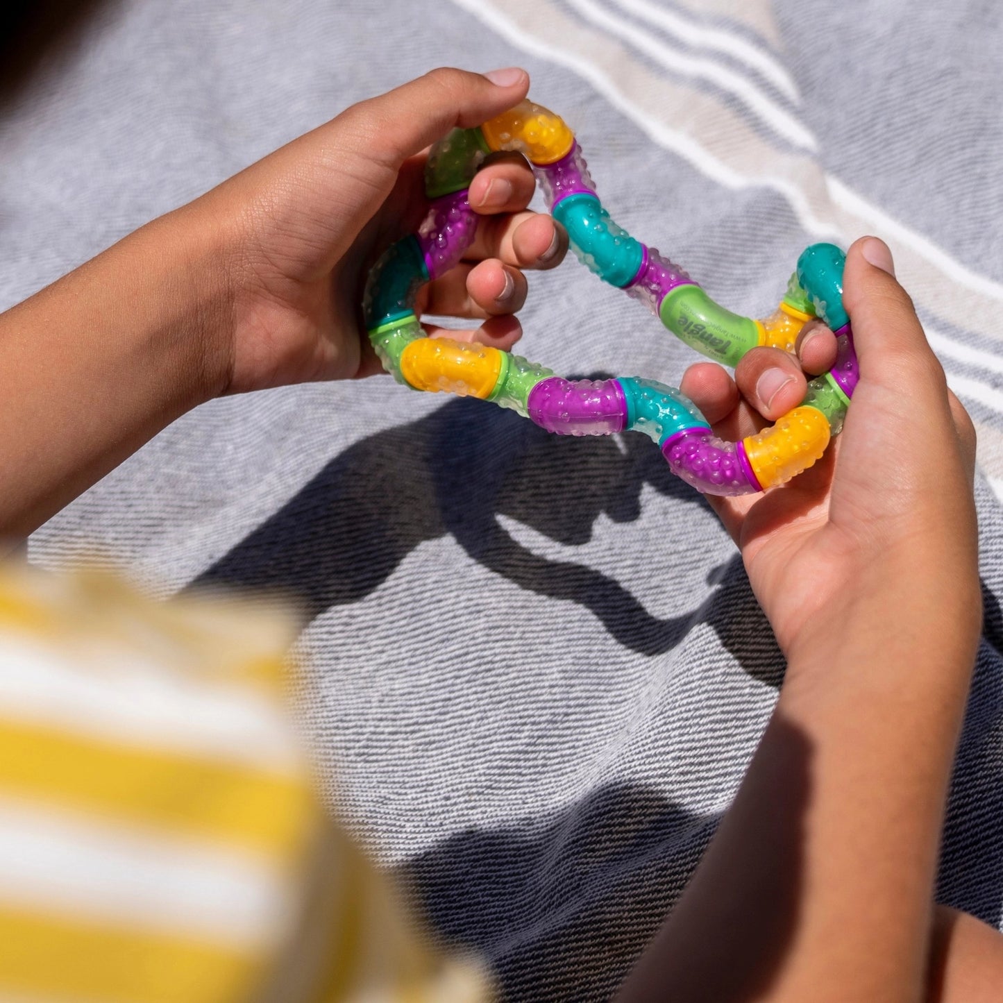 Kind spielt mit Tangle