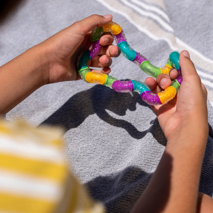 Kind spielt mit Tangle