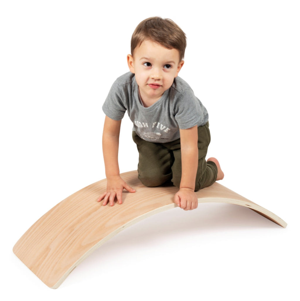 Kind klettert auf Board