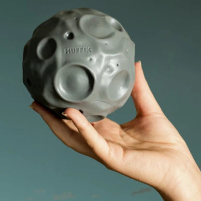 grauer Meteor in Hand