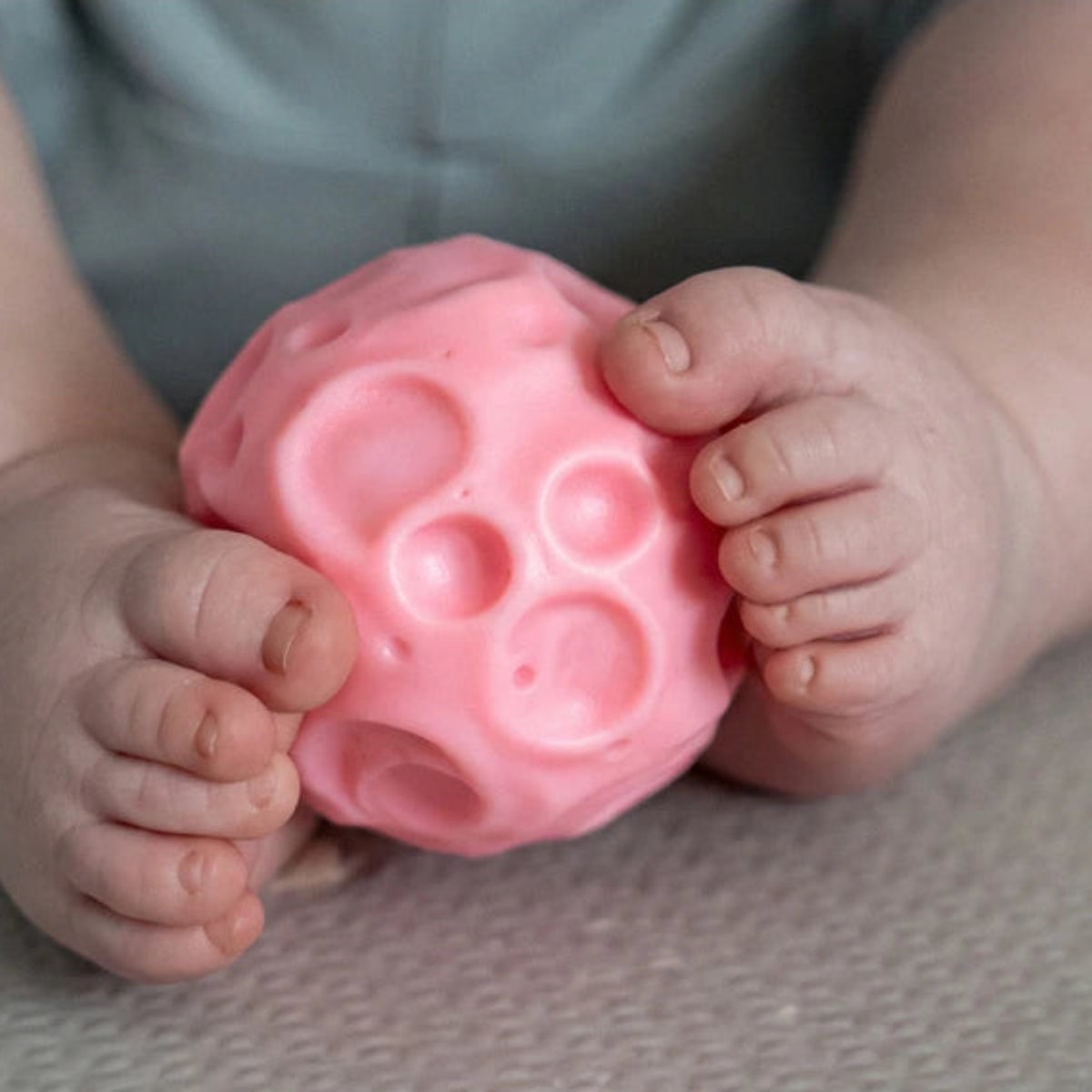 rosa Meteor an Kinderfüße