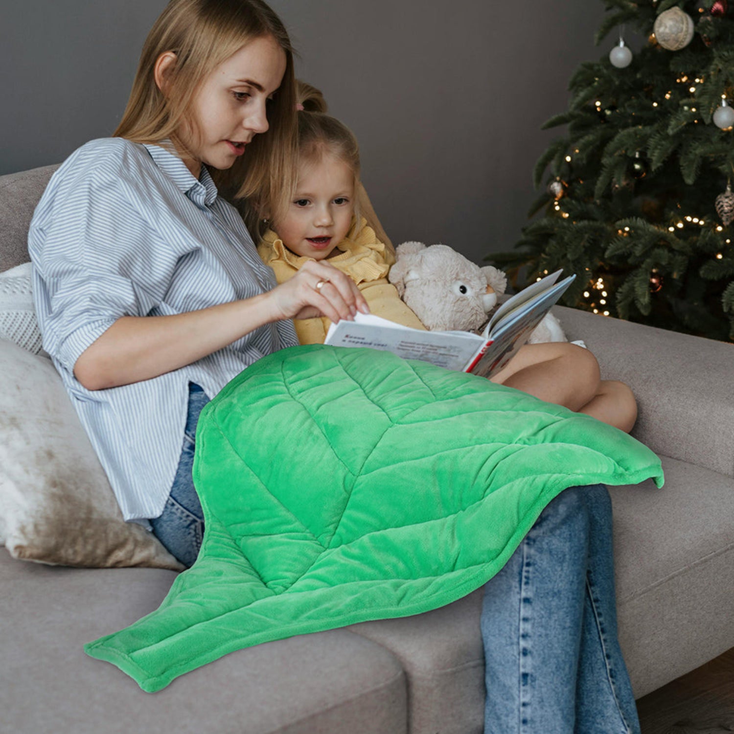 Mutter liest Kind Buch vor