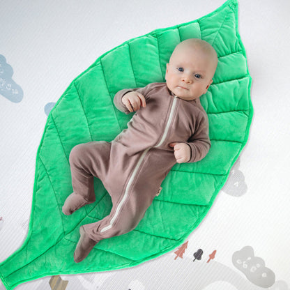 Baby auf der grünen Gewichtsdecke