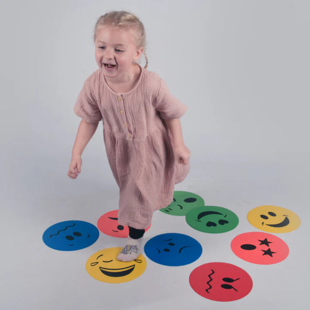 Kind läuft über Bodenplatten