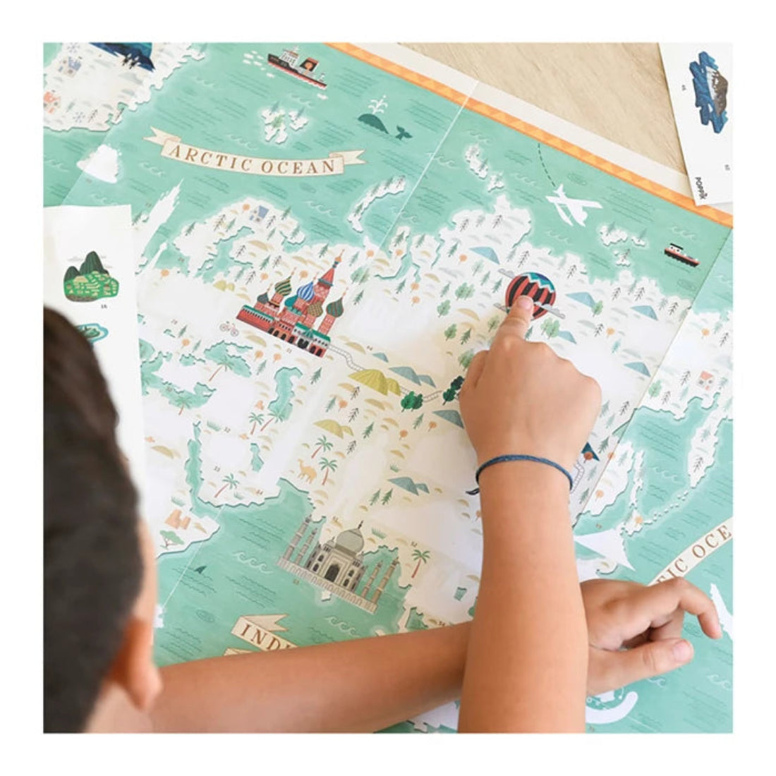 Kind zeigt auf Lernposter