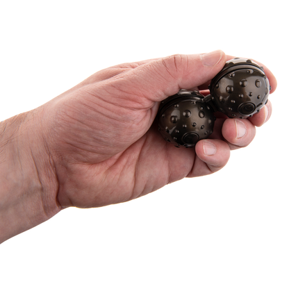 schwarzer Massageball in der Hand