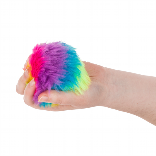 Plüschball in der Hand