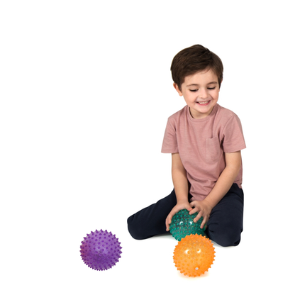 Kind spielt mit Bällen