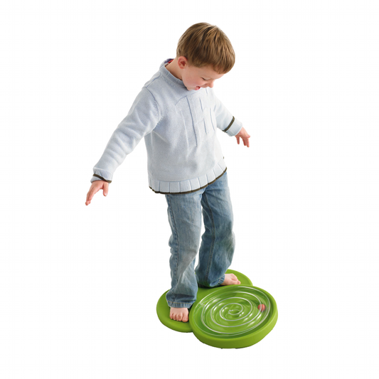Kind steht auf Board