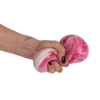 Hand drückt Stressball