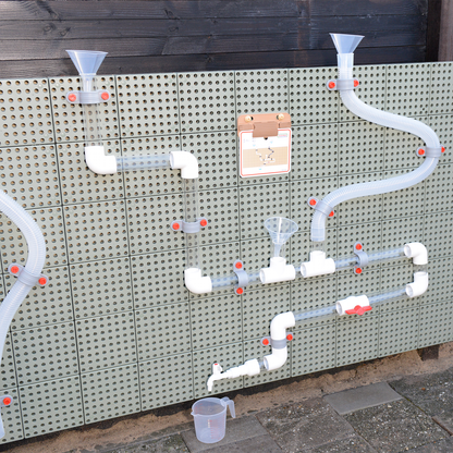 Wasserrohre an der Wand