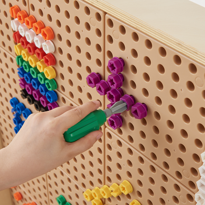 Schrauben werden i  Wand gedreht