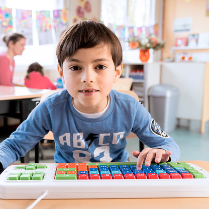Kind schaut in den Computer