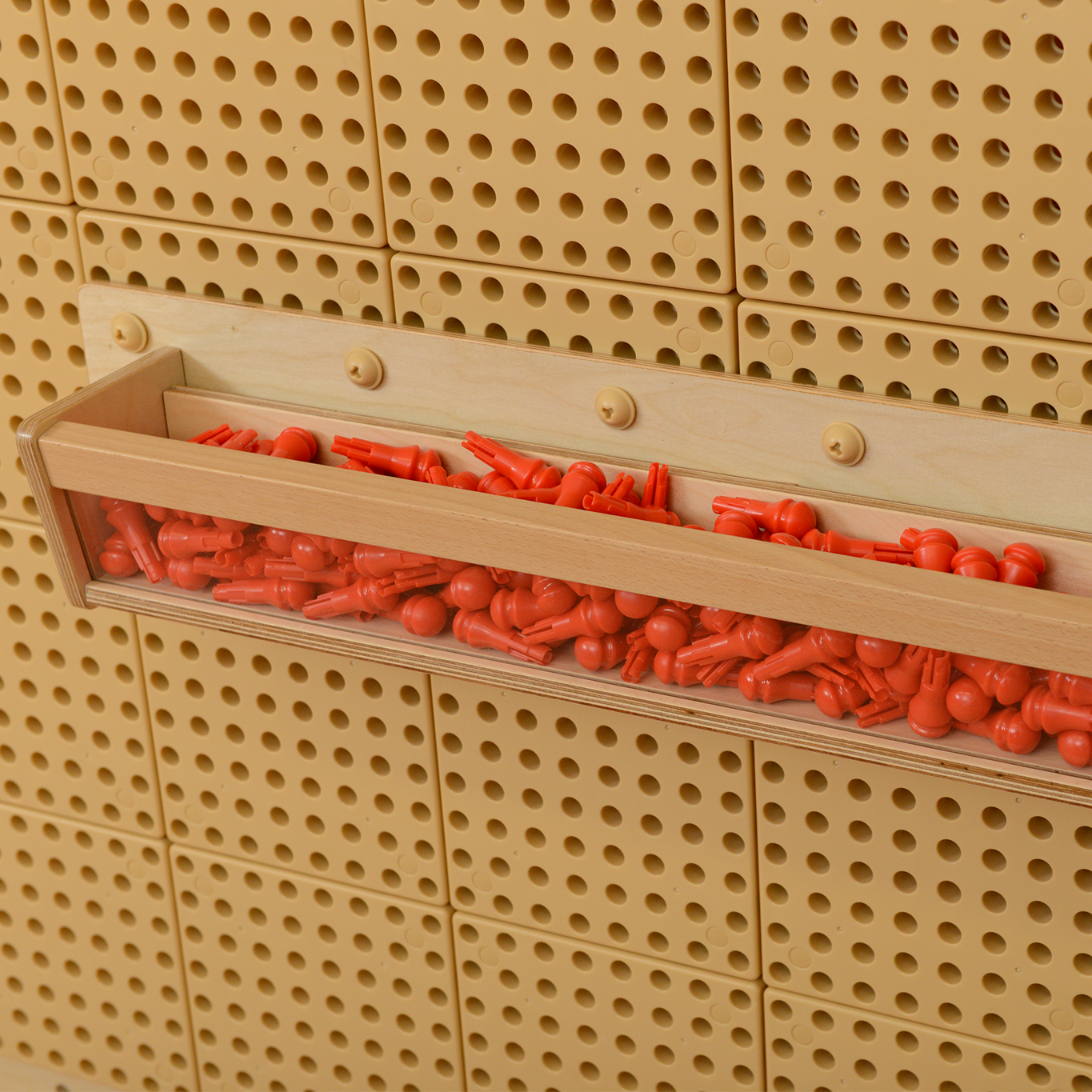 Materialkasten an der Wand