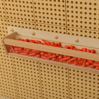Materialkasten an der Wand