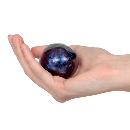 Knete zum Ball geformt