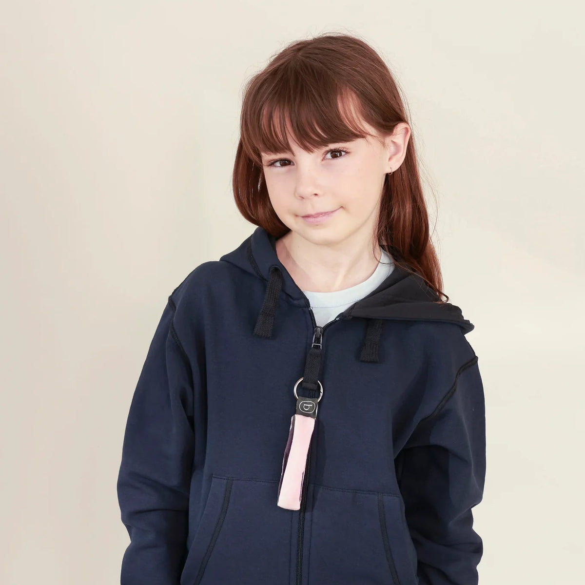 Kind mit Loop Anhänger an Pullover