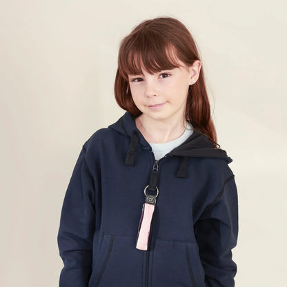 Kind mit Loop Anhänger an Pullover
