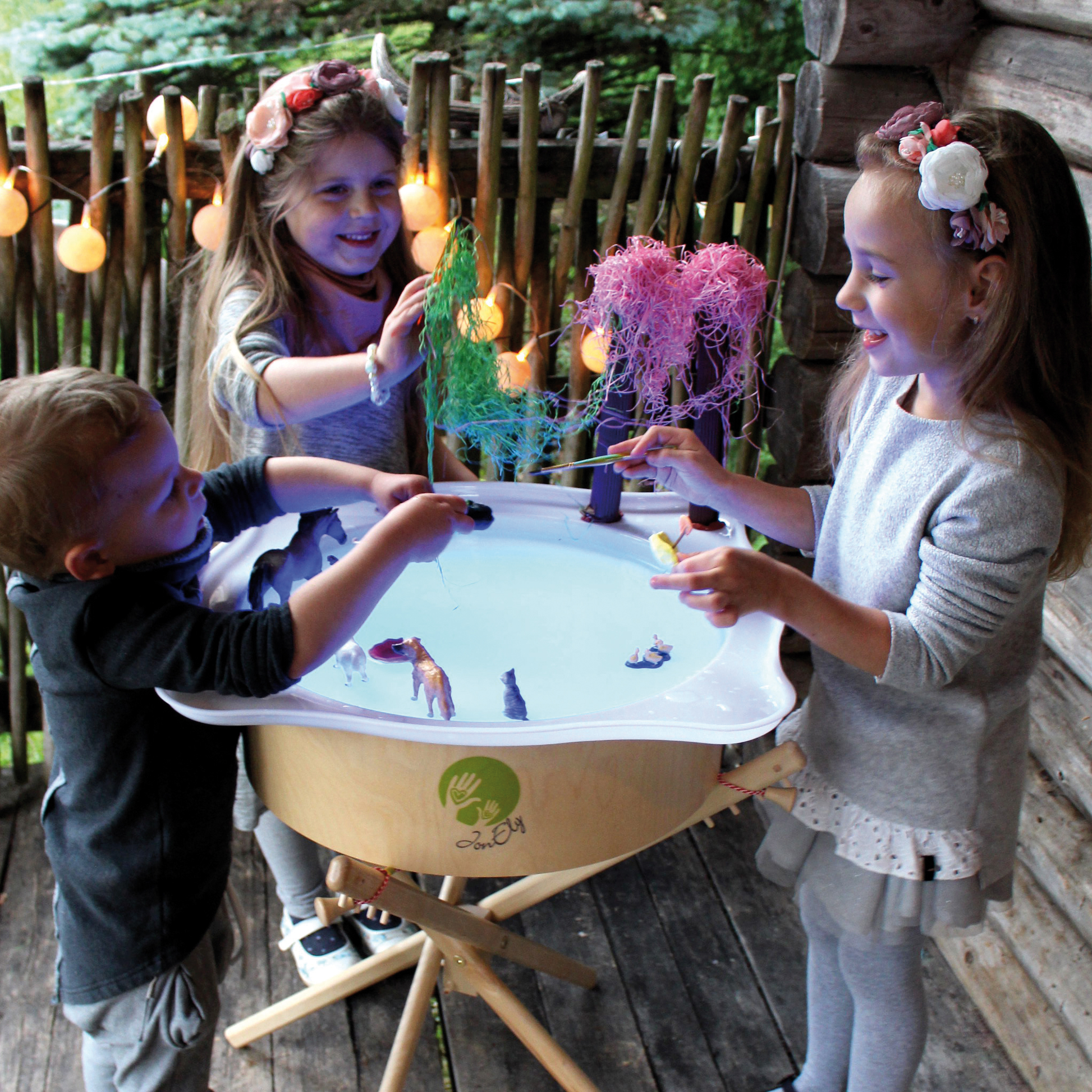 Kinder spielen am Leuchtkübel